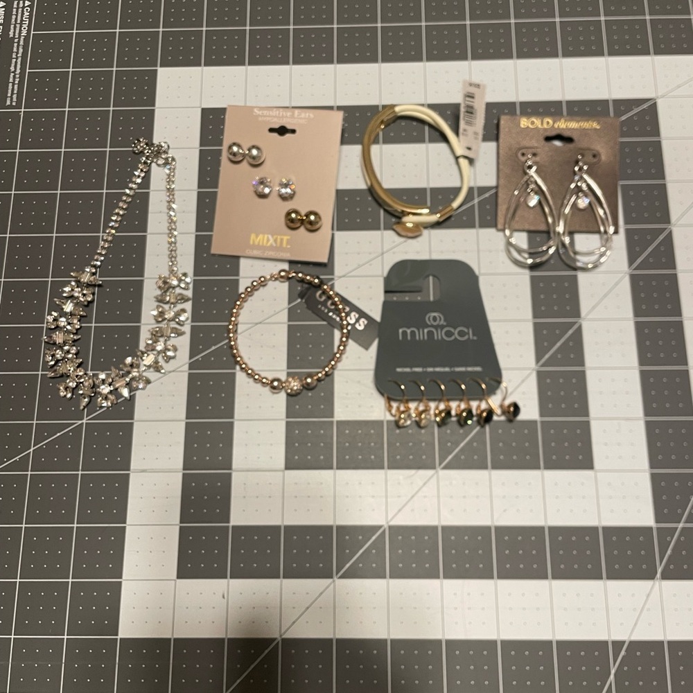 Silver and Gold Toned Jewelry Lot G06 6622